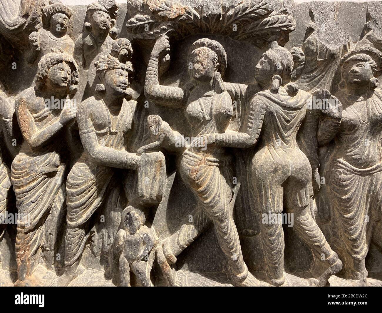 La naissance de Bouddha (vers 100 ans) au Victoria and Albert Museum, dans le centre de Londres, au Royaume-Uni. Banque D'Images