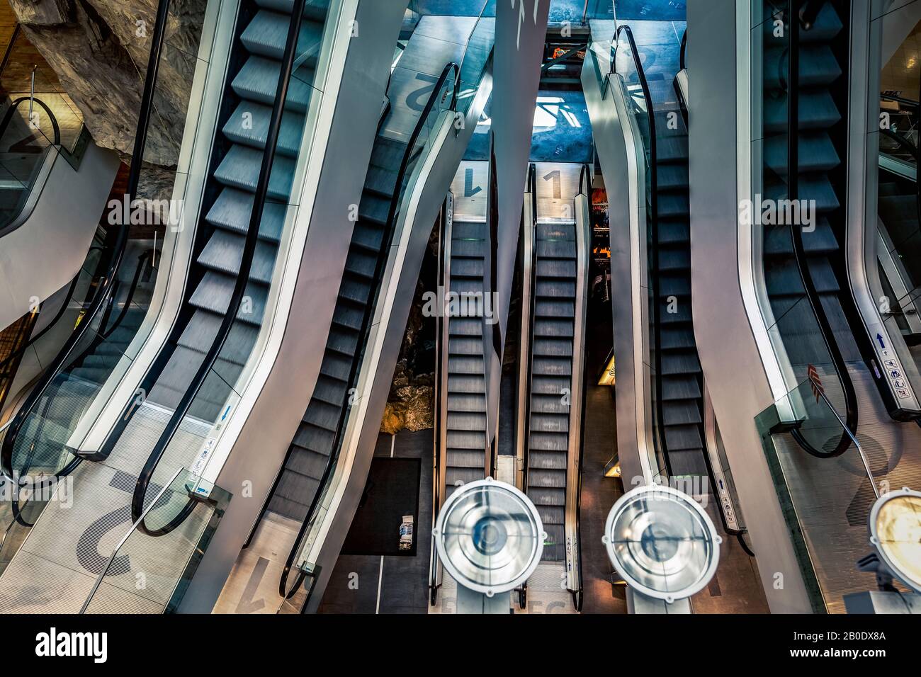 Graz/Autriche - Août 2019: Escaliers mécaniques modernes dans le centre commercial; tonicité Banque D'Images