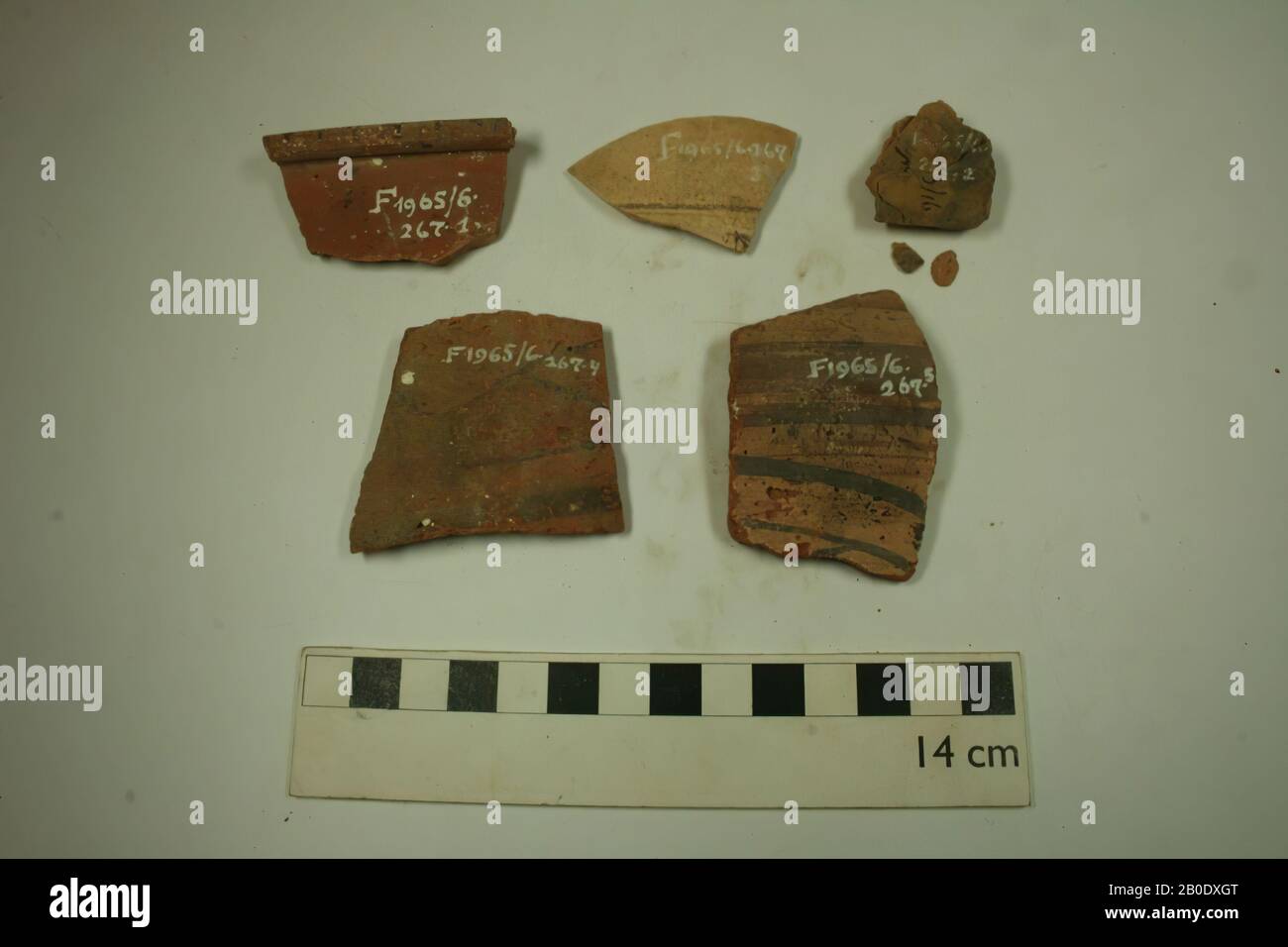 Egypte, shard, faïence, 1, 5,5 x 3 cm, Ø = 16, 2, 4,5 x 2,5 cm, 3, 2 x 2 cm, 4, 5 x 5 cm, 5, 4 x 6 cm, 6, 5 x 3 cm, 7, 4 x 6 cm, 8, 2,5 x 2 cm, 9, 2 x 2 cm, Ø = 8, 10, 7 x 3 cm, 11, 5,6 cm, 12 5 x 4,5 cm, 13, 5,5x4, cm, 14, 7x4,5 cm, Période méroïtique, 2ème-4ème siècle après Jésus-Christ, Egypte Banque D'Images
