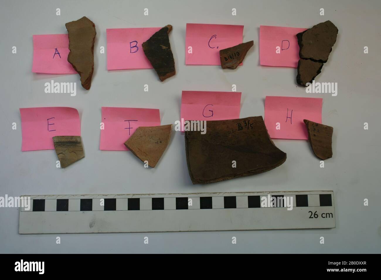 Egypte, barards, faïence, verre, A, 2,4 x 6,5 cm, B, 2,4 x 4,8 cm, C, 3,1 x 1,8 cm; D, 6,4 x 3,0 cm E, 2,2 x 2,8 cm, Ø = 13, F, , 3,4 x 4,6 cm, Ø = 12, G, 7,9 x 5,0 cm, Ø = 16, h, 2,5 x 2,9, Ø = 9 cm, Période méroïtique, 2ème-4ème siècle AD, Egypte Banque D'Images