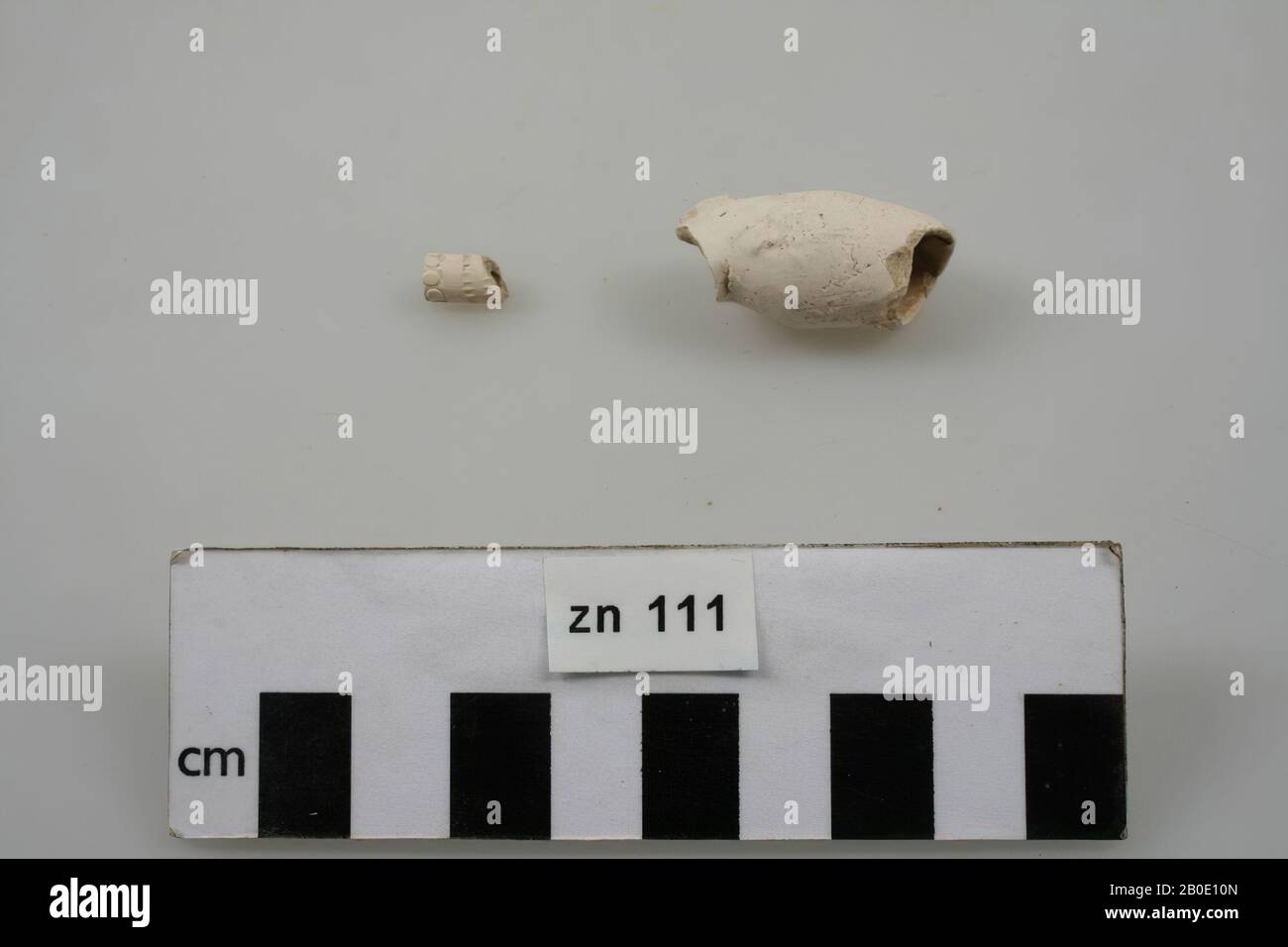 Pays-Bas Moyen âge, bol à pipe, poterie, l, 3,5 cm, diam, 1,7 cm, vmec Banque D'Images