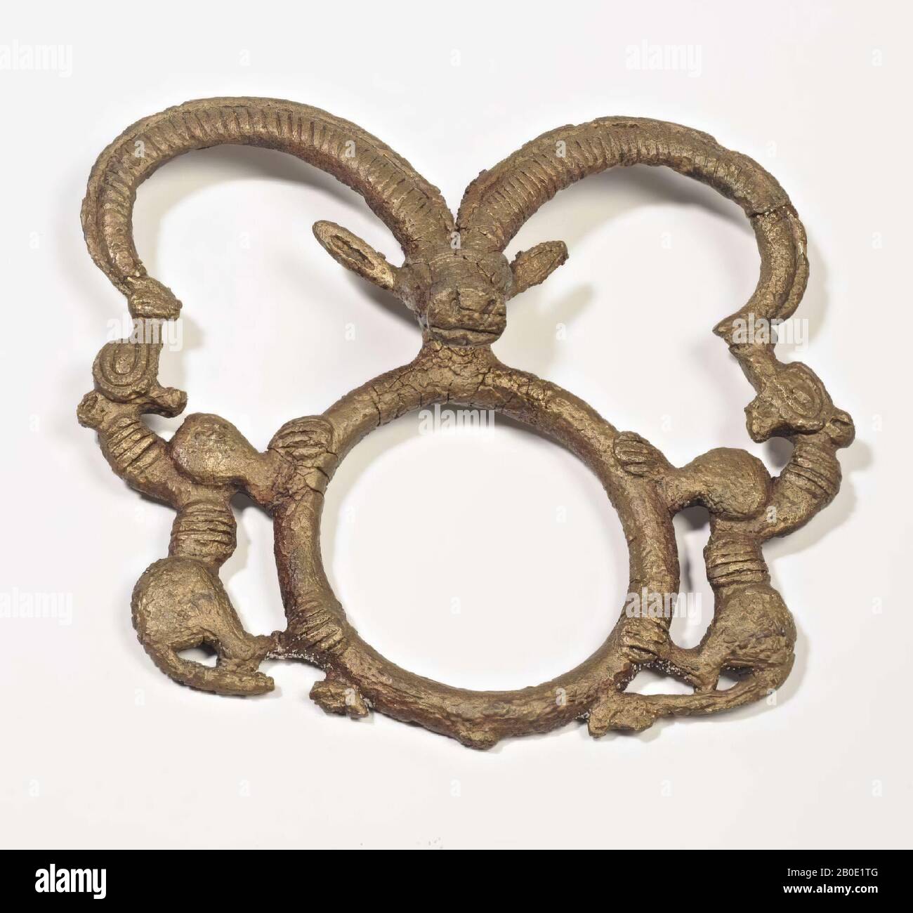Anneau en bronze d'un harnais orné au sommet d'une tête de gazelle avec des cornes longues et à gauche et à droite avec deux lions symétriquement placés., harnais de cheval, métal, bronze, H 9 cm, W 10,8 cm, Iran Banque D'Images