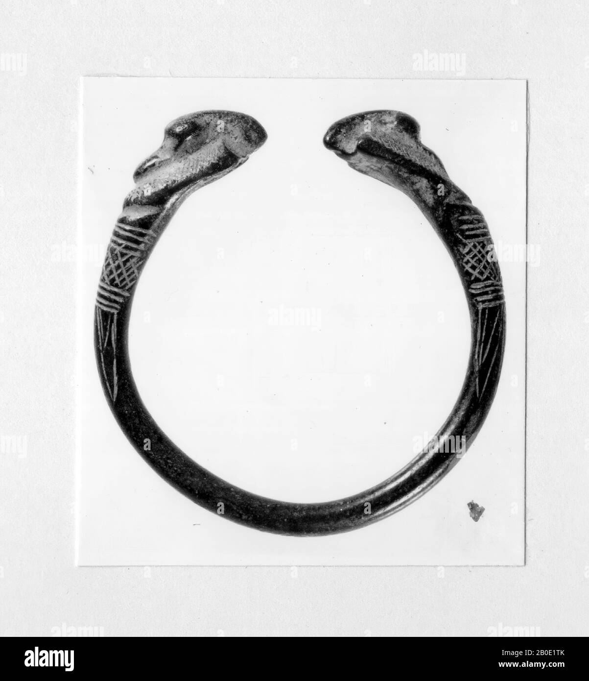 Un bracelet en bronze. L'objet est décoré avec des hauts à une tête, qui rappellent fortement les poids du monde mésopotamien. Le bracelet est décoré avec des ornements de ligne incisés, ornement, métal, bronze, D 6.7 cm, Iron Age II-III 1000-600 BC, Iran Banque D'Images