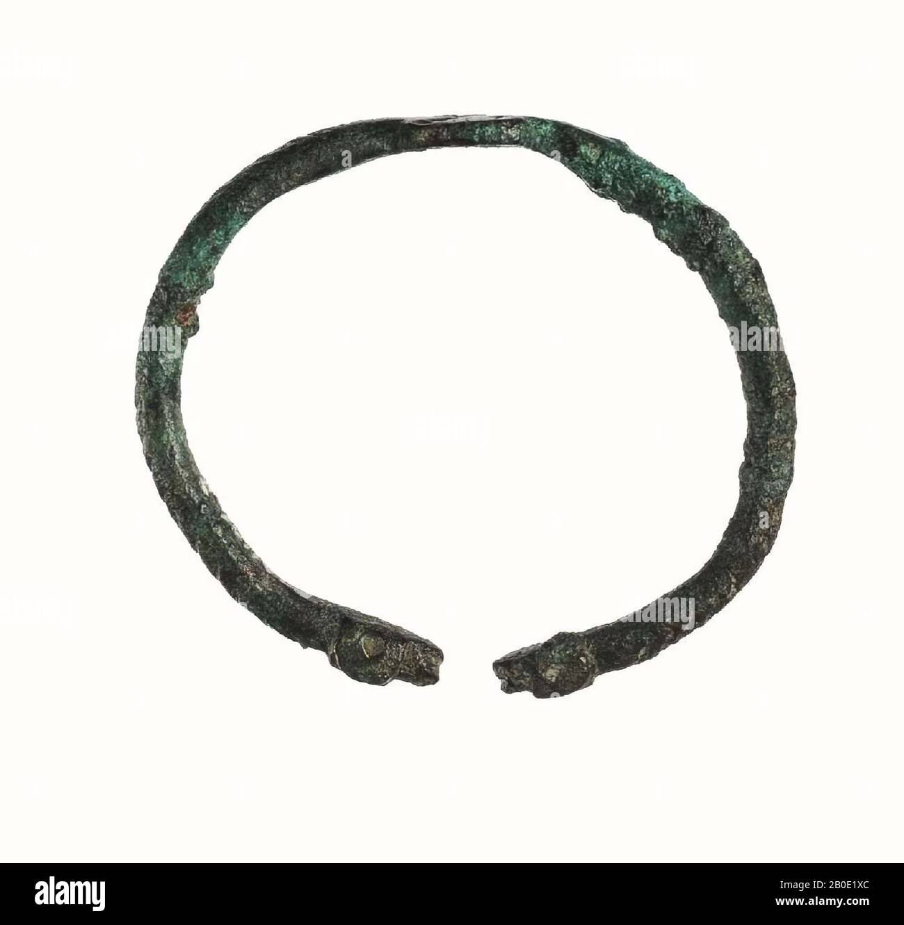 Un bracelet en bronze ouvert avec aux extrémités deux têtes d'animaux et au milieu une image carrée, ornement, métal, bronze, D 5,7 cm, Iran Banque D'Images