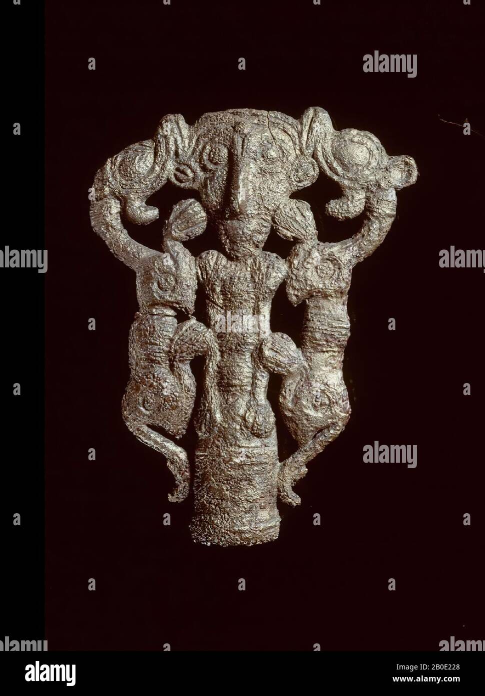 Couronne standard en bronze. Seulement travaillé en détail à l'avant. Le chiffre humain a été réduit ici à une tête énorme. De l'autre côté de la créature avec une tête humaine, deux fabuleux créatures ou lions sont représentés., objet Cérémonial, métal, bronze, H 9,5 cm, Iron Age III 800-600 BC, Iran Banque D'Images