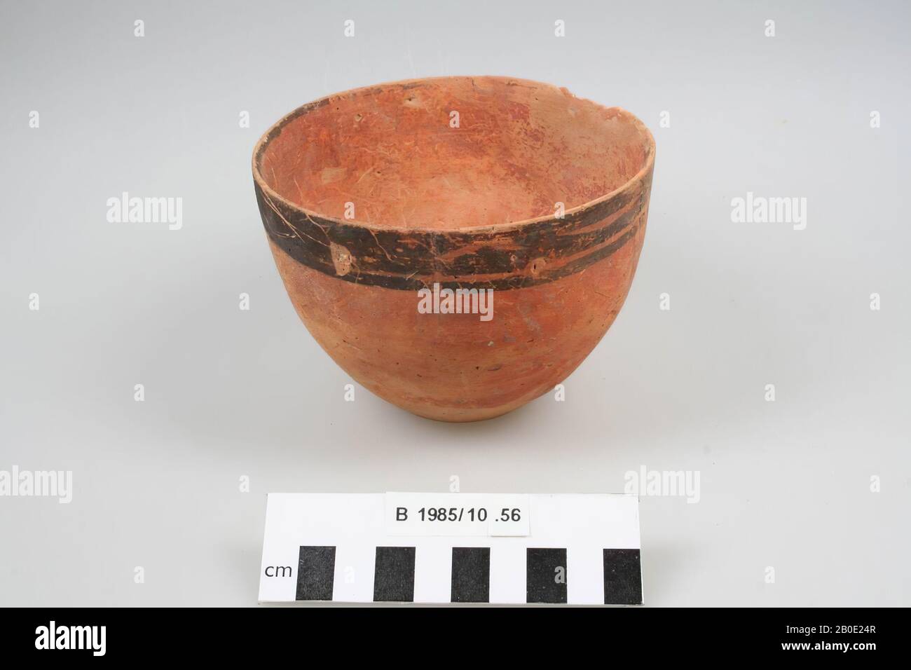 Un bol ou bol à parois minces, orange avec une bande noire sur l'extérieur le long du bord., vaisselle, faïence, H 8.2 cm, D 12.2 cm, Iran Banque D'Images