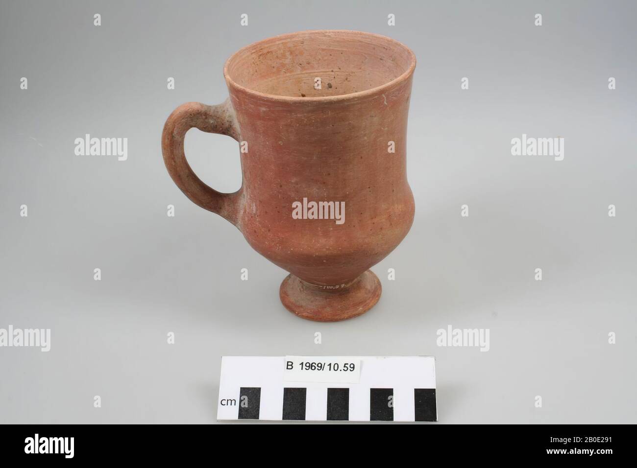 Une tasse en forme de tasse marron-rouge, polie., vaisselle, faïence, H 13,8 cm, bordure D 9,4 cm, L incl Oreille 12,8 cm, Période parthienne 247 BC. - 224 AD, Iran Banque D'Images