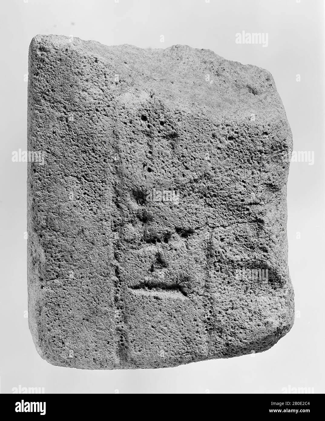 Un fragment de brique vernie avec inscription cuneiform. Le nom de Sutruk-Nahhunte, probablement roi d'Elam (1185-1155 av. J.-C.), est mentionné. Il s'agit d'une pierre angulaire bien cuite avec inscription Akkadian., élément de bâtiment, inscription, poterie, glacer, L 8,5 cm, W 7,8 cm, H 6 cm, période d'élamite moyenne 1185-1155 av. J.-C., Iran Banque D'Images