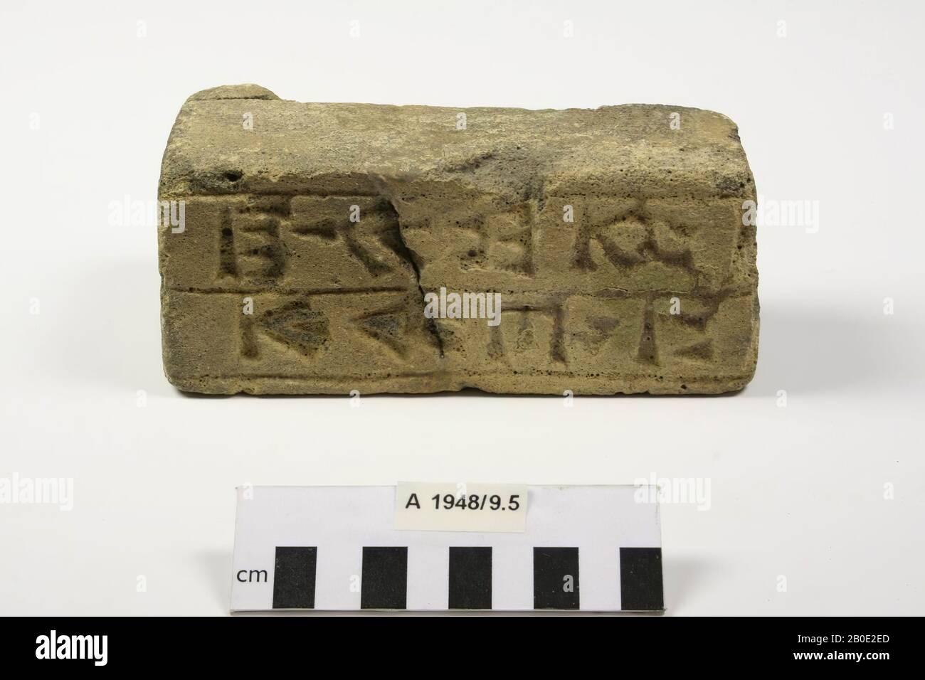 Une brique vernie brisée en deux morceaux avec une inscription cuneiform, sur laquelle le nom Sutruk-Nahhunte I apparaît, probablement le roi d'Elam (1185-1155 BC). A partir d'une fondation, élément de construction, inscription, poterie, L 8 cm, W 16 cm, H 6,5 cm, période d'élamite moyenne 1185-1155 av. J.-C., Iran Banque D'Images