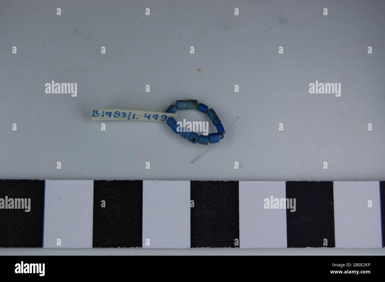 Collier de 10 perles allongées, ornement, verre, foi, D 0,2 cm, Iran Banque D'Images