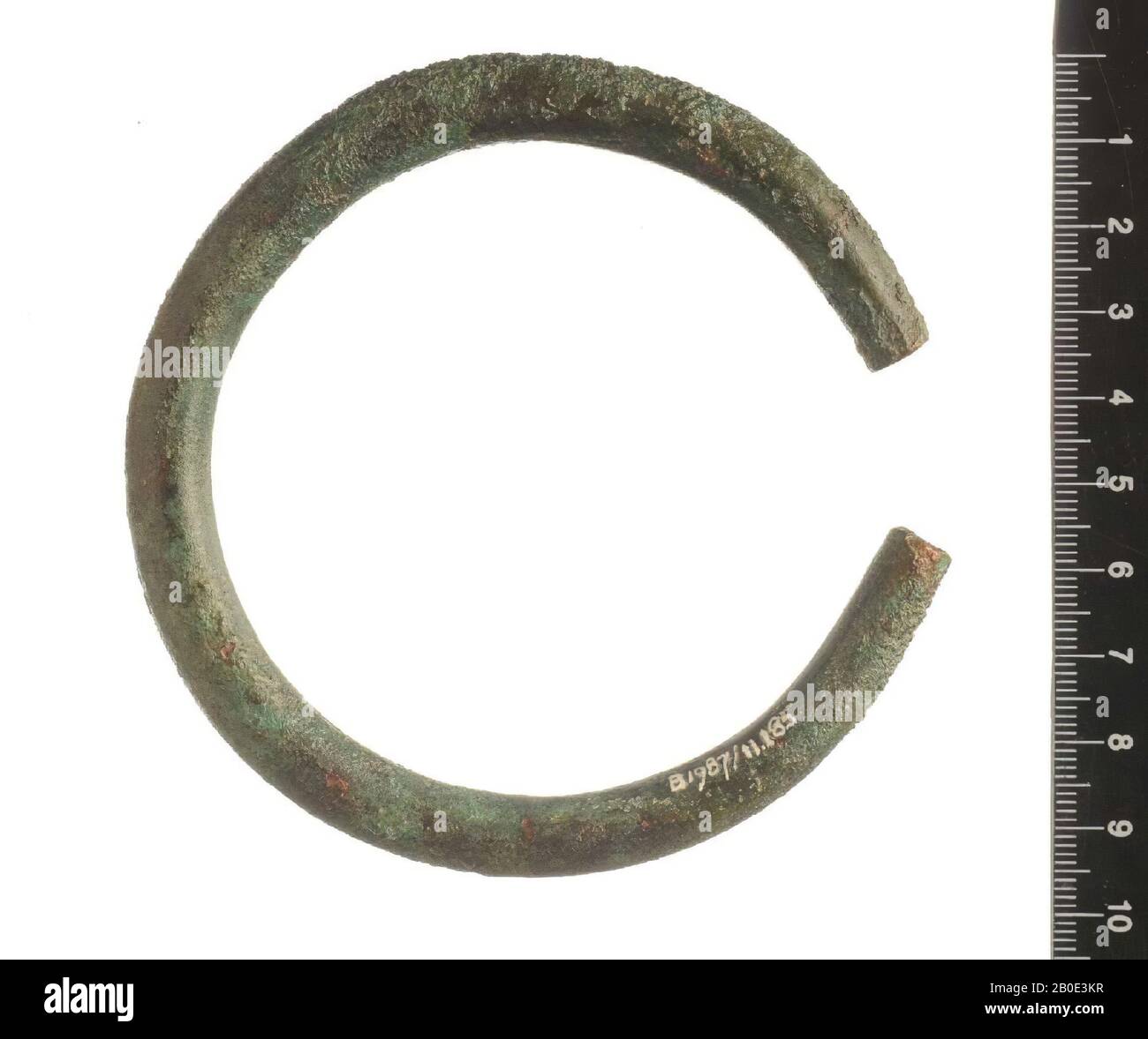 Une cheville ronde en bronze incurvé, - cheveux ou bracelet. Les deux extrémités sont droites., ornement, métal, bronze, D 9,6 cm, épaisseur 1,1 cm, Iran Banque D'Images