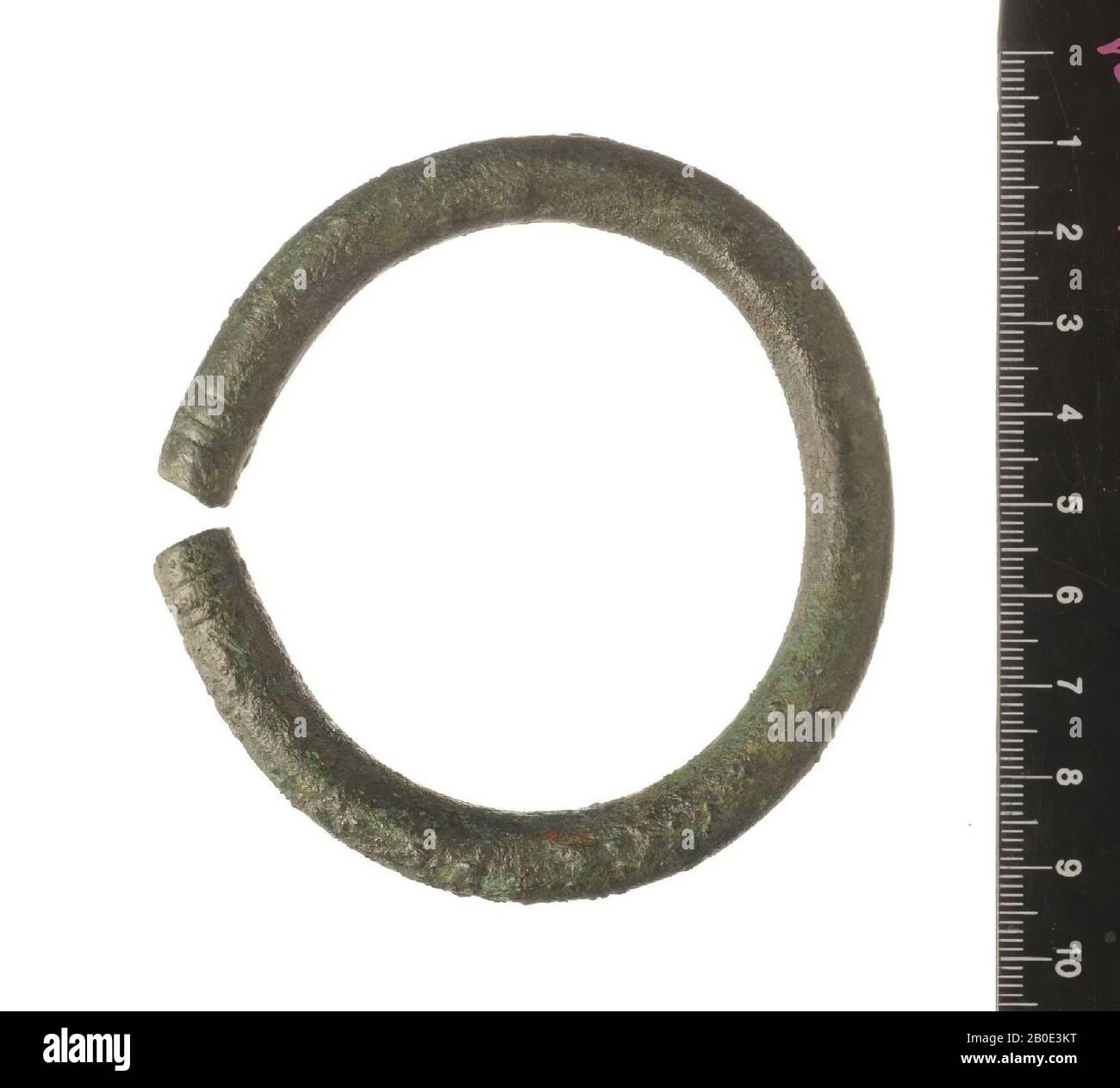 Une cheville, des cheveux ou un bracelet en bronze. L'objet est plié autour et a deux extrémités droites de « coupure ». Près des deux extrémités l'objet est décoré avec des rainures., ornement, métal, bronze, D 8,4 cm, épaisseur 1.0 cm, Iran Banque D'Images