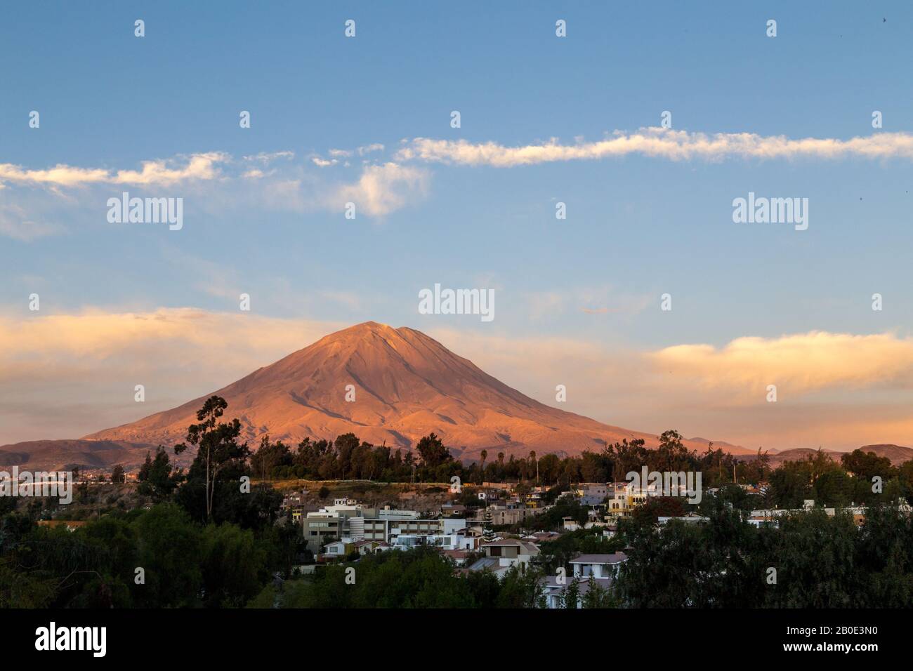 Vue sur le coucher du soleil sur El Misti à Arequipa, au Pérou Banque D'Images