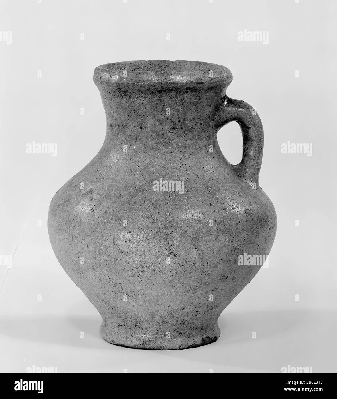 Un pichet complet de faïence à vitrage vert-bleu sur une base conique basse. Les côtés sont légèrement incurvés vers l'extérieur et passent par une épaule assez fortement courbée en ligne droite dans un haut, large, légèrement cantileved cou avec un bord incliné. Une oreille est fixée entre l'épaule et le haut du cou, vaisselle, faïence, H 18,8 cm, D ventre 15,7 cm, D pied 8,4 cm, D bord 9,6 cm, Parthische Période 247 BC. - 224 AD Banque D'Images