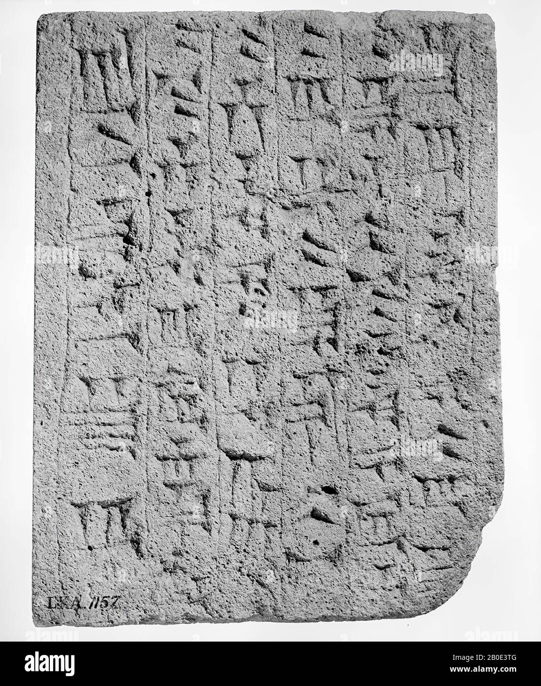 Une dalle de calcaire avec inscription cuneiform. Le roi assyrien Assurnasirpal II (883-859 av. J.-C.) est mentionné. Probablement cet objet est utilisé comme carrelage de sol dans la cour du palais., Inscription, calcaire, L 44 cm, W 34 cm, H 5 cm (17 5) Banque D'Images