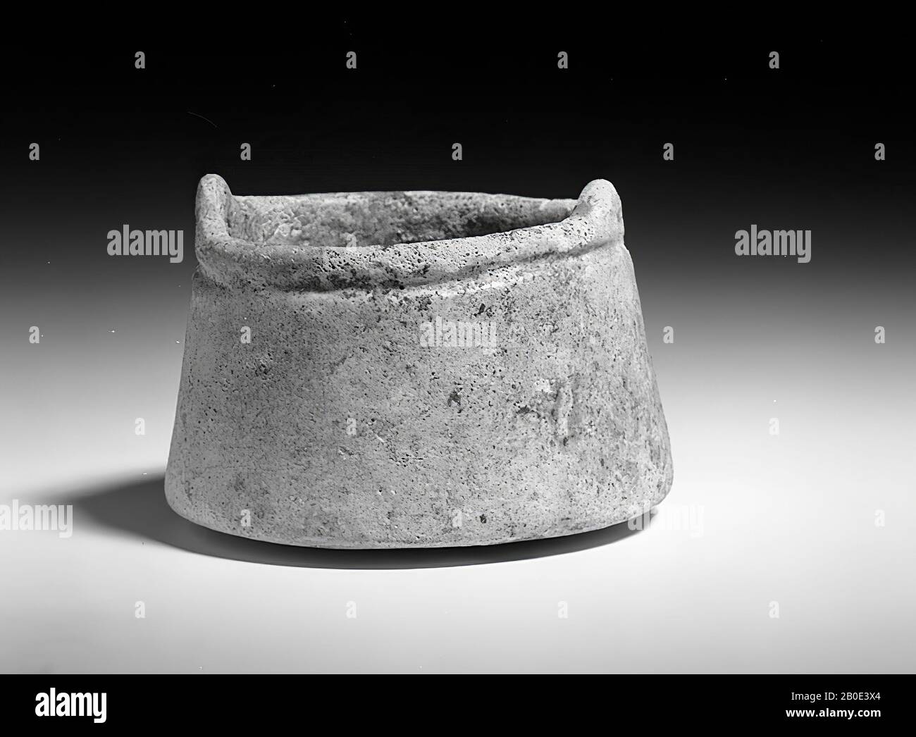 Un bol complet en forme de situla de la foi blanche laiteuse. De la surface inférieure large et légèrement incurvée, les arêtes se recent en ligne droite vers une arête convexe sur laquelle deux anneaux de suspension opposés peuvent être vus. En dessous du bord nous voyons une ligne décorative plus profonde., vaisselle, verre, foi, H 5.2 cm, D Edge 7.1 cm, D foot 8.3 cm, Fin bronze âge 1550-1200 BC, Syrie Banque D'Images