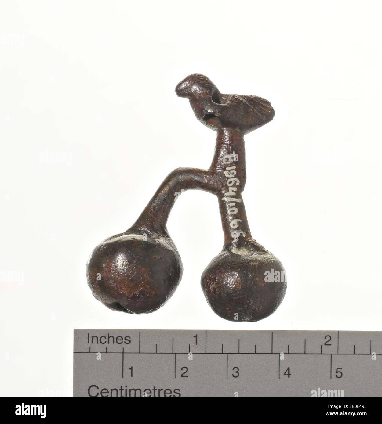 Objet composé de deux billes portant un piquet droit et un pieu noué sur lequel une figure d'oiseau stylisée, des outils, du métal, du bronze, H 4,8 cm, Iran Banque D'Images