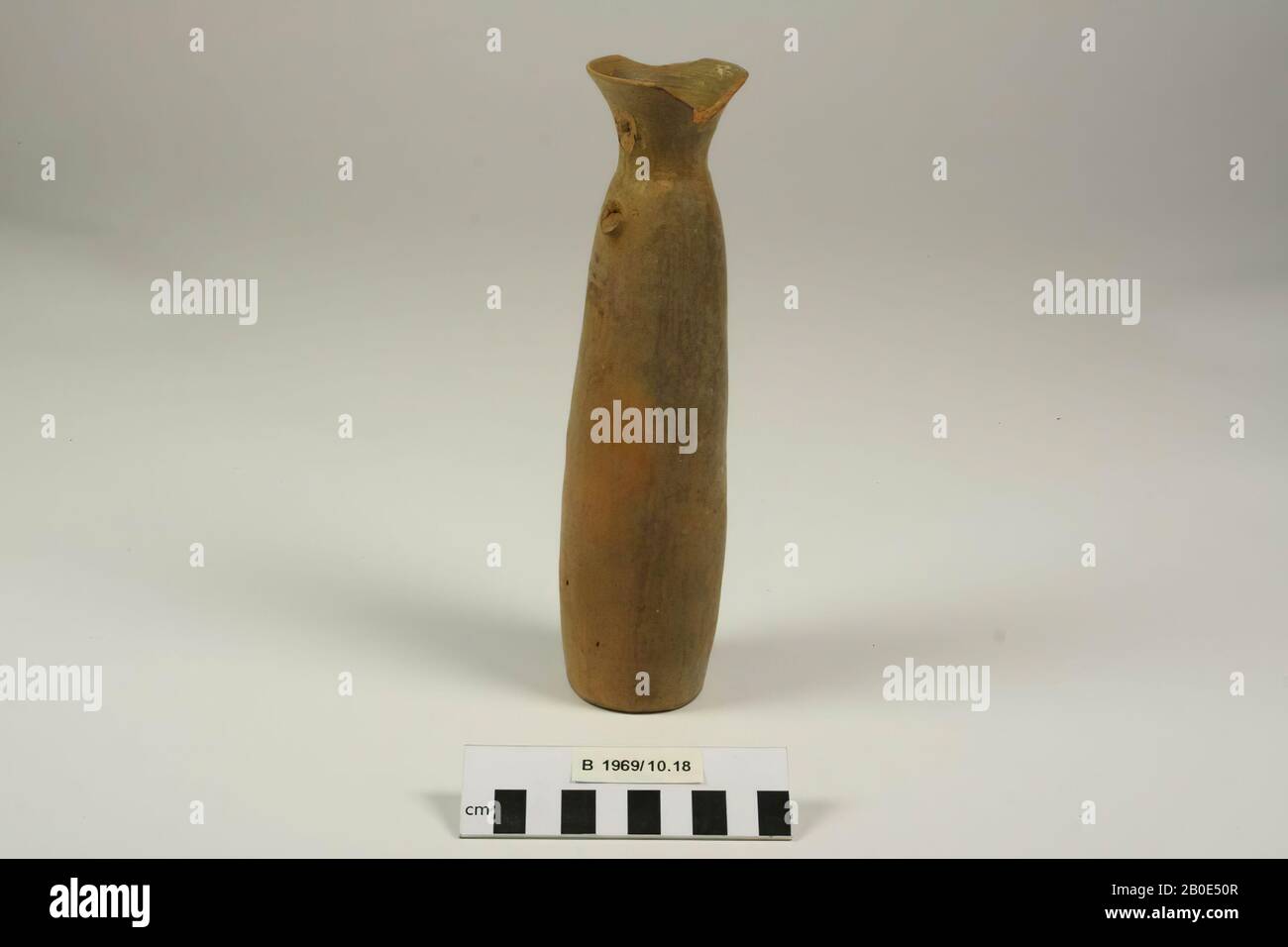Une boîte cylindrique ou une bouteille d'argile brune. L'oreille a disparu après avoir été allumée., vaisselle, poterie, H 21,7 cm, D 5,9 cm, bord D 5 cm, fer Age II-III 1000-700 BC, Iran Banque D'Images