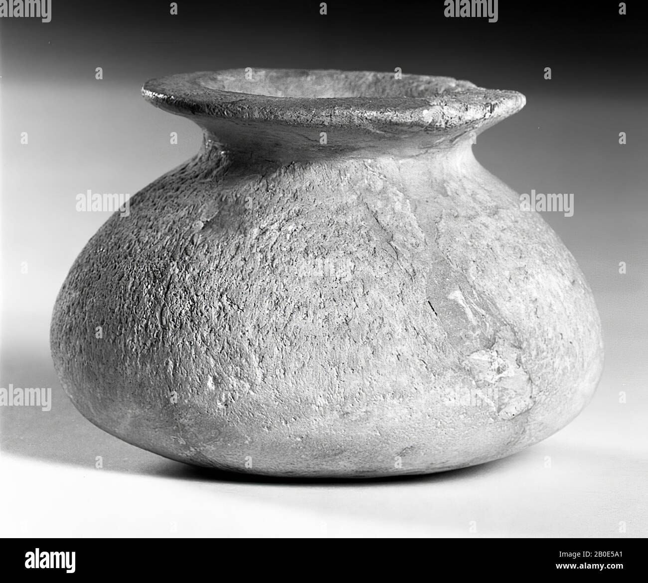 Vase en alabaster avec un corps en sac, un fond plat et un bord — free download