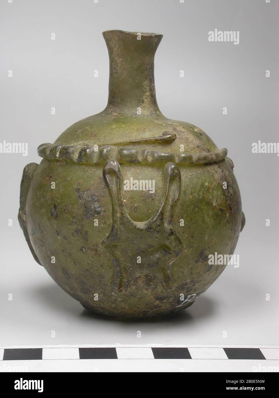 Bouteille de Tubby en verre vert olive, décorée avec des fils de verre fondus, modélisée avec des pinces, dont trois figurines ont été formées sur le ventre pour représenter les peaux d'animaux., vaisselle, verre, H 8 cm, D 6,5 cm, Sasanidische Période 224-651 AD, Syrie Banque D'Images