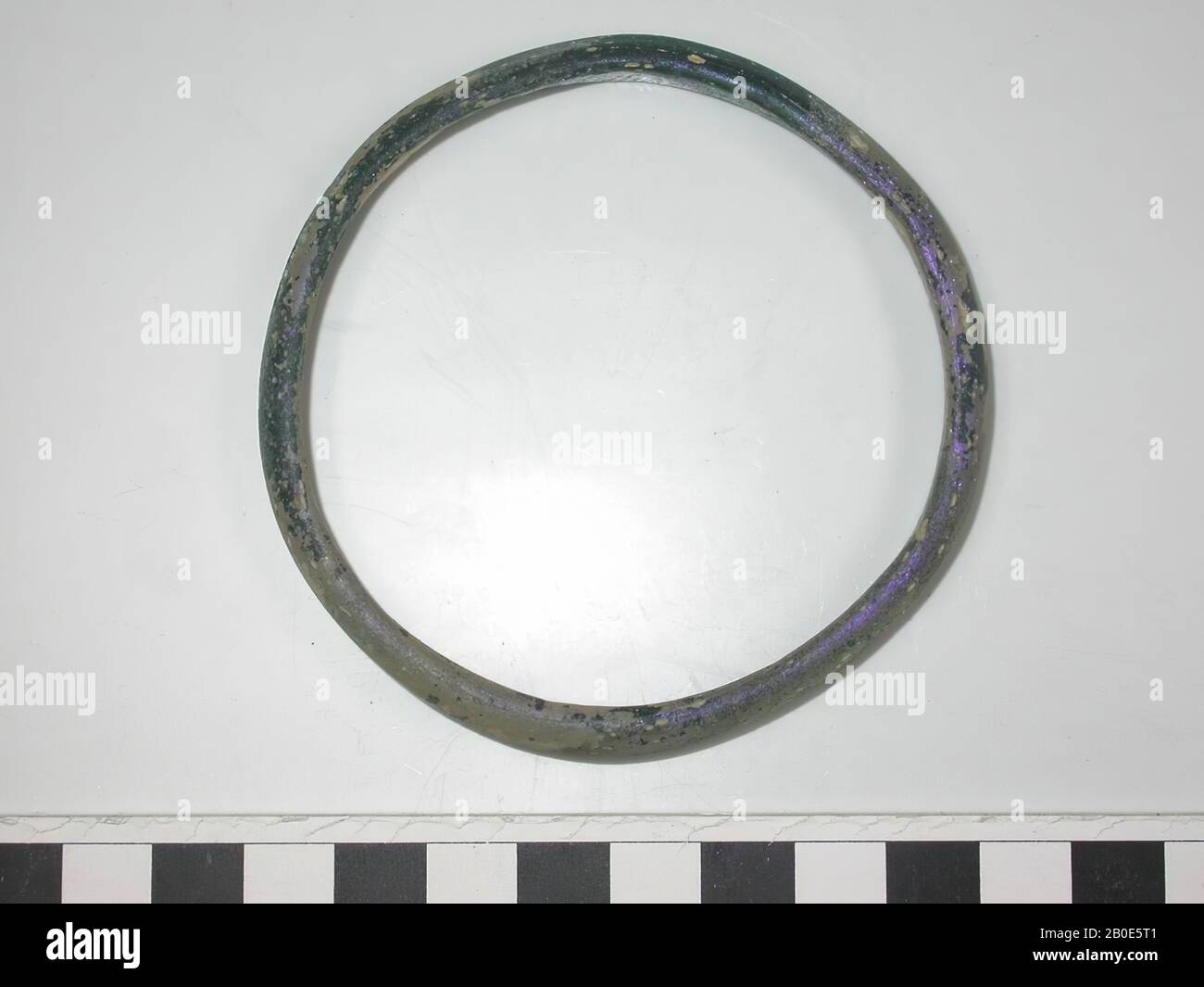 Bracelet en verre bleu-vert translucide, ornement, verre, D 7,8 cm, Syrie Banque D'Images