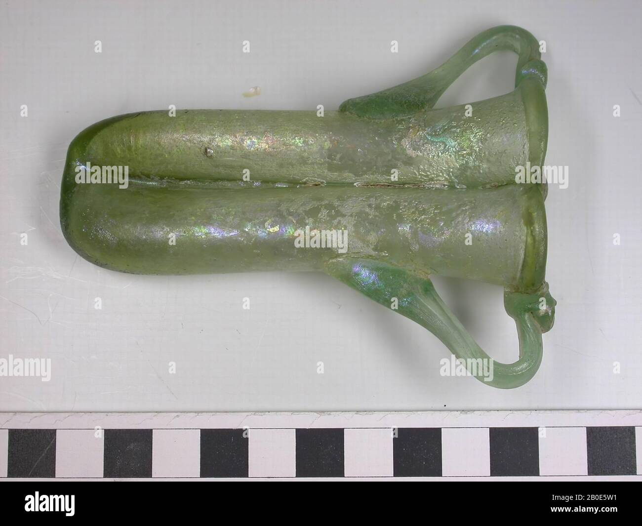 Double bouteille de verre vert clair avec deux oreilles., vaisselle, verre, L 10 cm, Israël, Palestine Banque D'Images