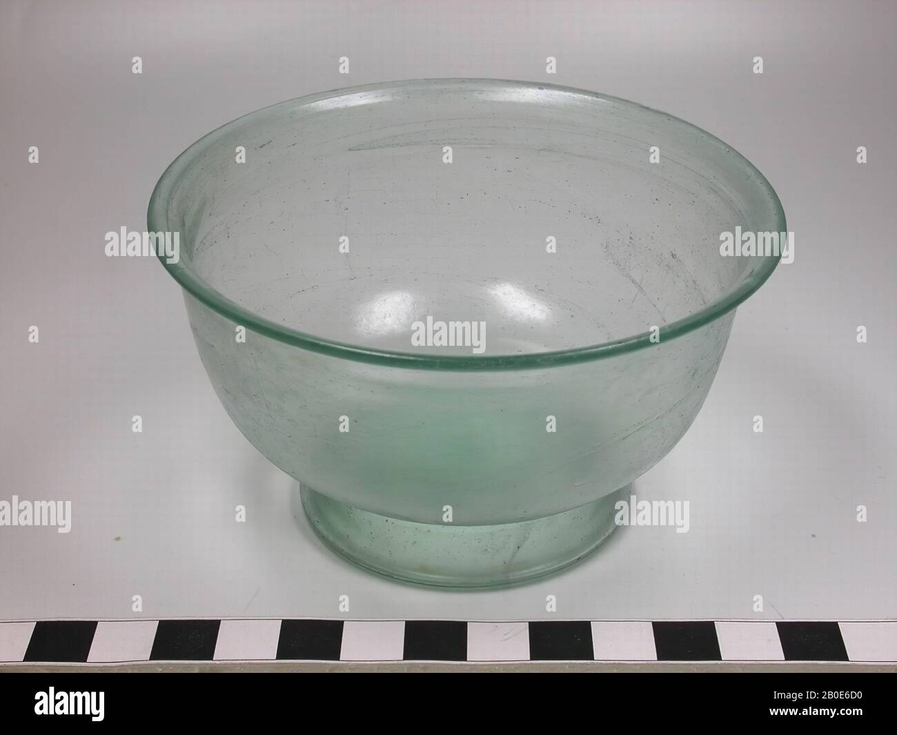 Venez au pied de verre de sarcelle avec un bord arrondi extérieur et un anneau tubulaire, bol, verre, h. 5,9 cm, diam. 9,5 cm, Israël, Palestine Banque D'Images