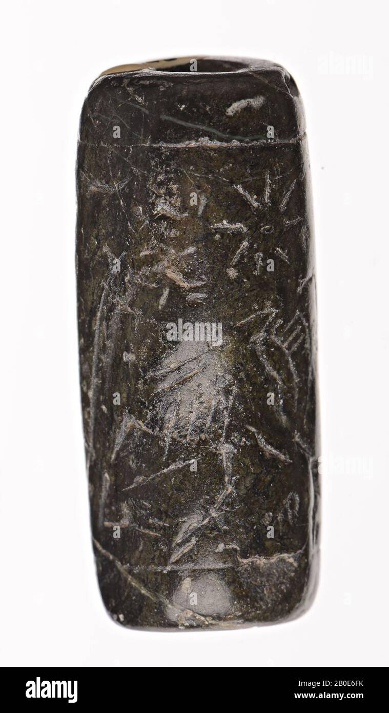 Un cachet de cylindre en pierre avec une image d'une personne stylisée et d'animaux., Seal, Stone, H 2,9 cm, D 1,5 cm, Iran Banque D'Images