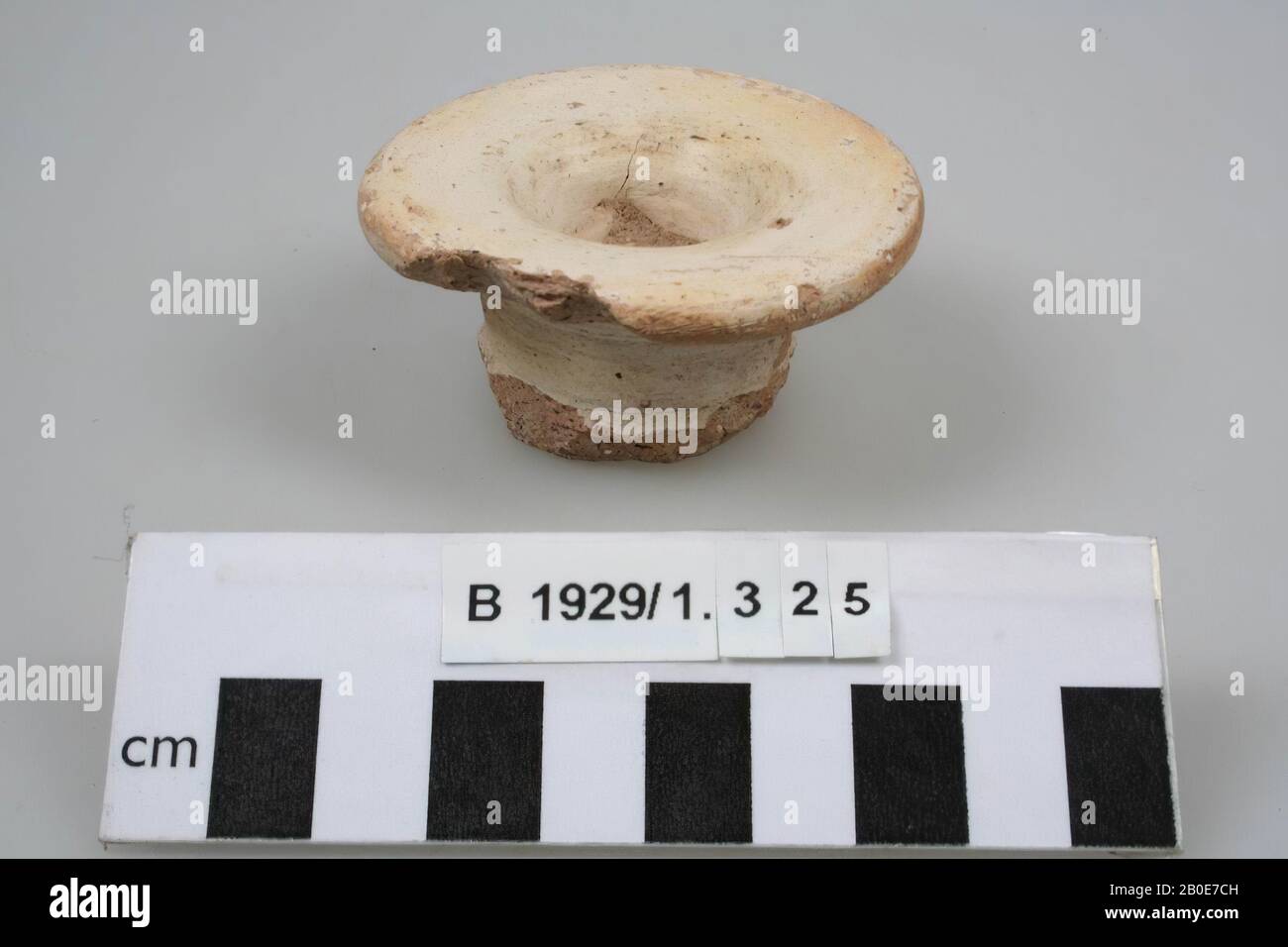 Le cou et le bord d'une verseuse, des slips jaunes blancs, de la vaisselle, de la faïence, D 6,8 cm, Âge De bronze Tardif 1550-1200 avant J.-C., Palestine Banque D'Images