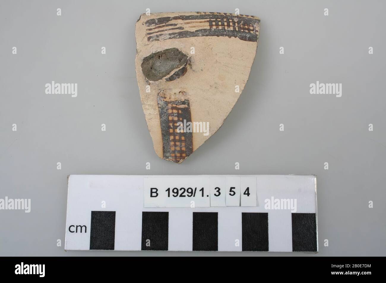 Fragment de bordure d'un bol, lamelles crème et décorées de motifs géométriques bruns., vaisselle, faïence, L 7,7 cm, Moyen âge de bronze II, Fin âge de bronze I 1800-1400 BC, Palestine Banque D'Images