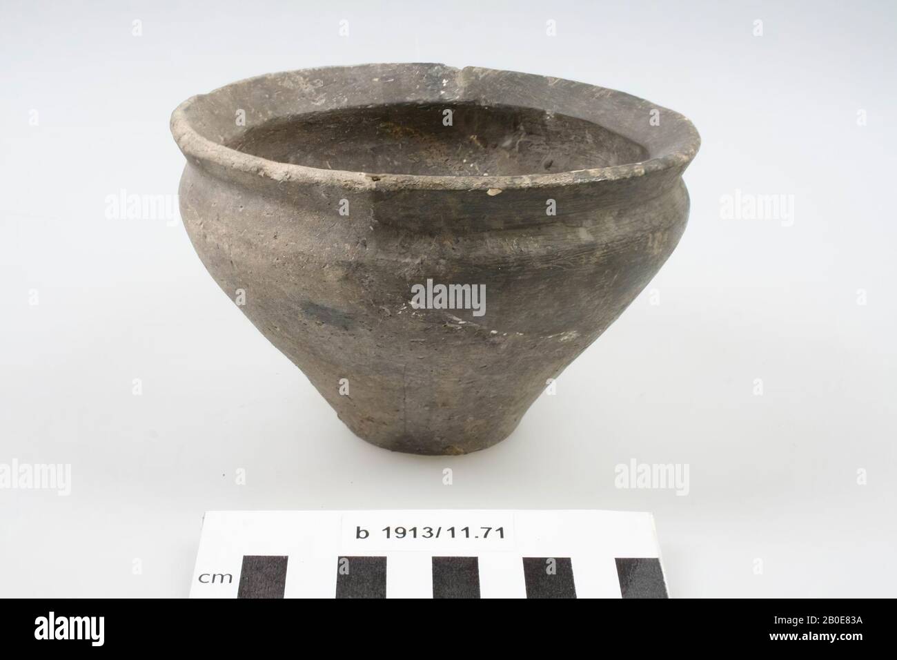 Tasse de faïence formée à la main (terraware). Supplément., coupe, faïence, terpaware, h: 8,6 cm, diam.: 12,9 cm, roman, Pays-Bas, Groningue, Loppersum, Oosterwijtw Banque D'Images