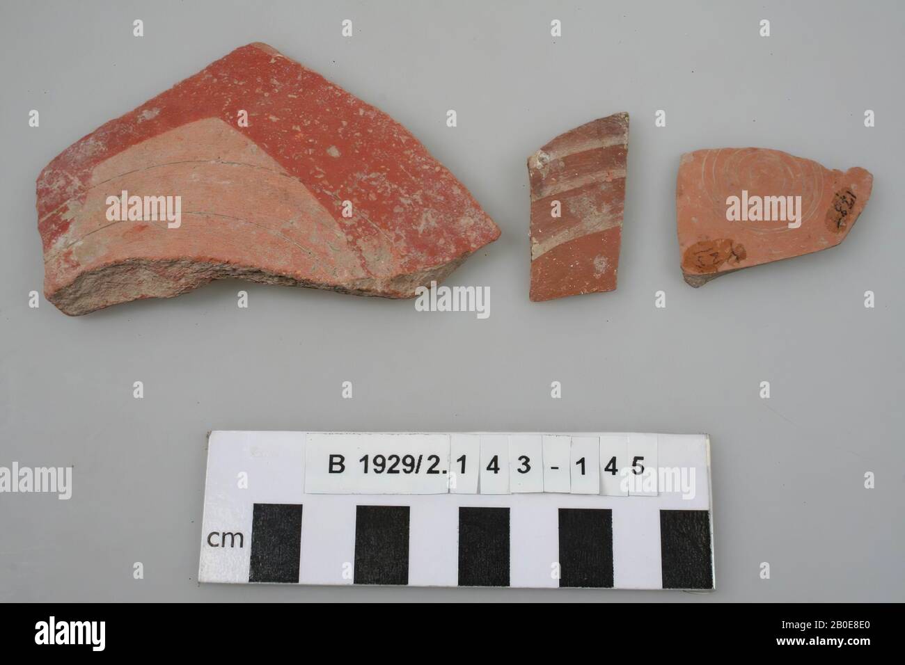 Fragment d'un fond rond. L'intérieur du fragment est décoré d'un cercle noir, vaisselle, faïence, L 4 cm, Palestine Banque D'Images