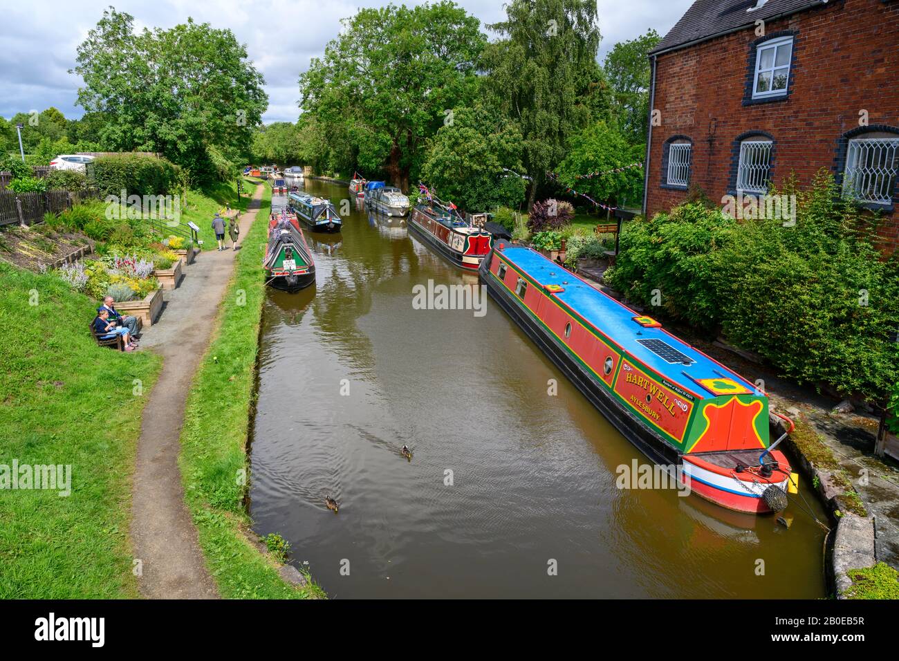 En regardant vers le bas des bateaux étroits amarrés des deux côtés du canal à Gnosall, Staffordshire pendant le festival du canal. Banque D'Images