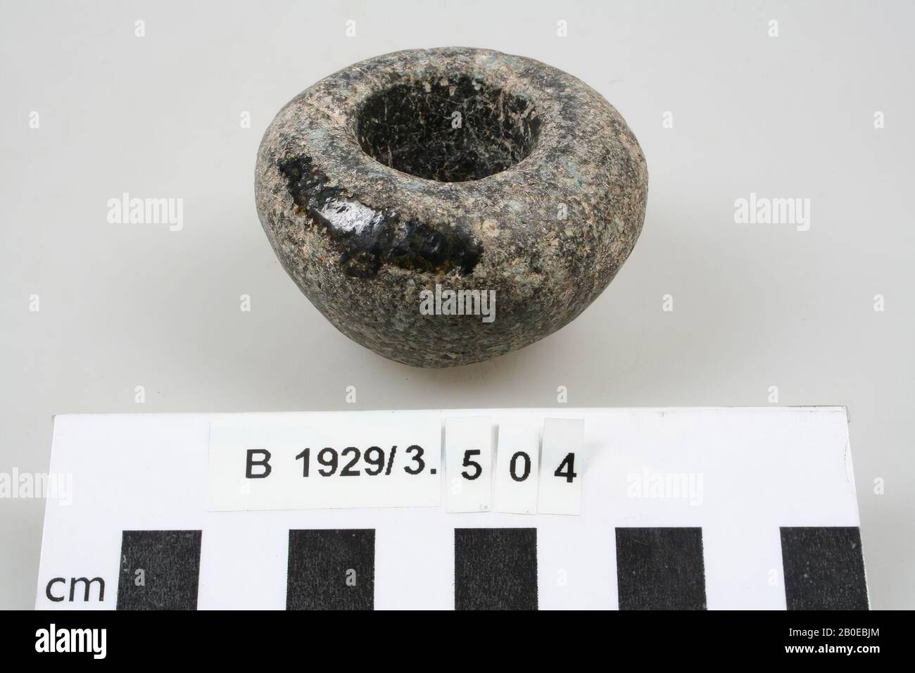 Une pierre en forme de bol. Peut-être utilisé comme club, pierre, poids, club, pierre, basalte, H 3,5 cm, D 5,5 cm, Palestine Banque D'Images