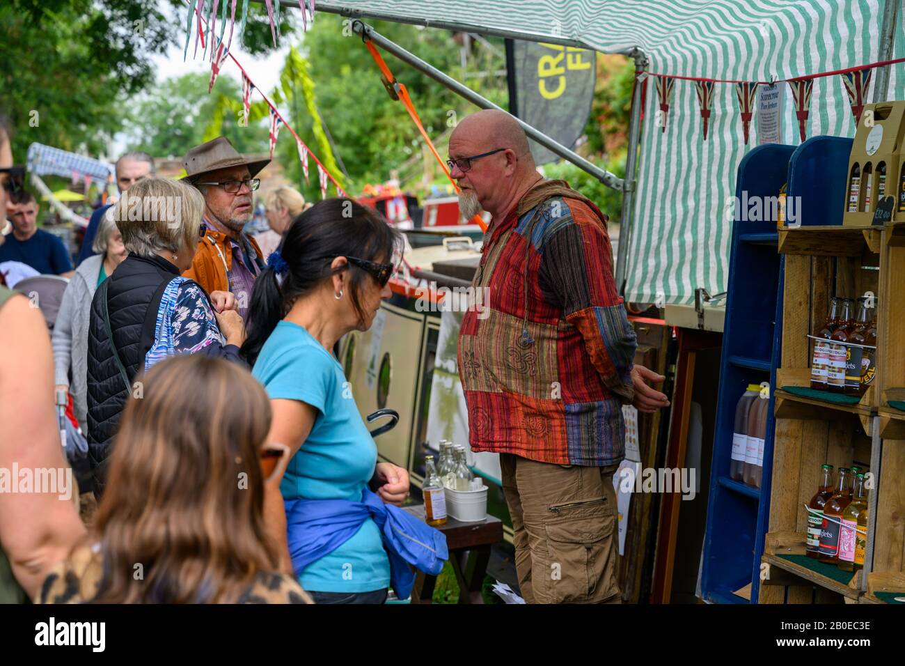 Les visiteurs apprécient la visite du premier festival du canal Gnosall qui se tient sur le canal de Shropshire Union dans le village du Staffordshire. Banque D'Images