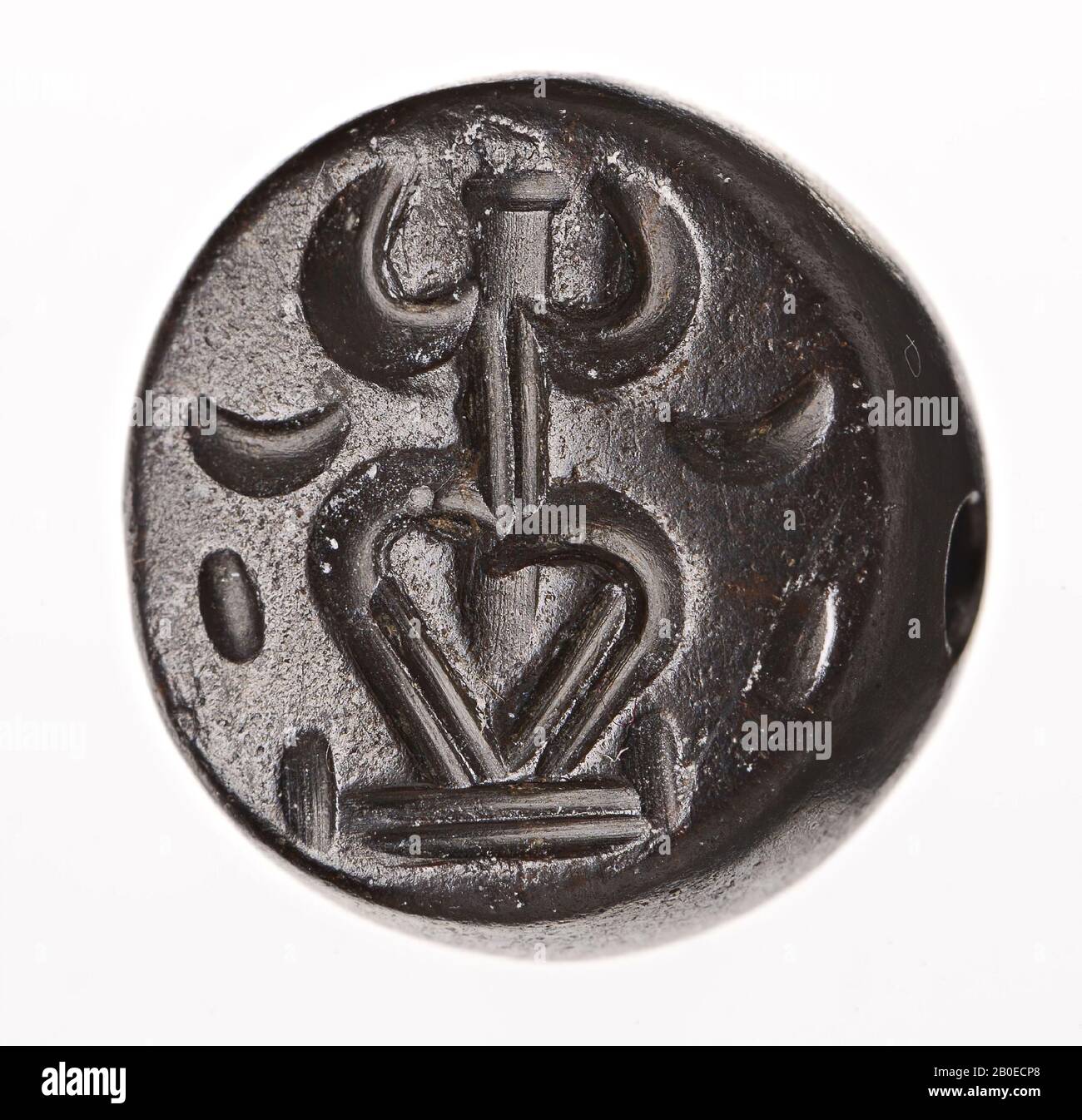 Un cachet en pierre avec une image d'une personne stylisée., Seal, Stone, hématite, D 1,6 cm, Iran Banque D'Images