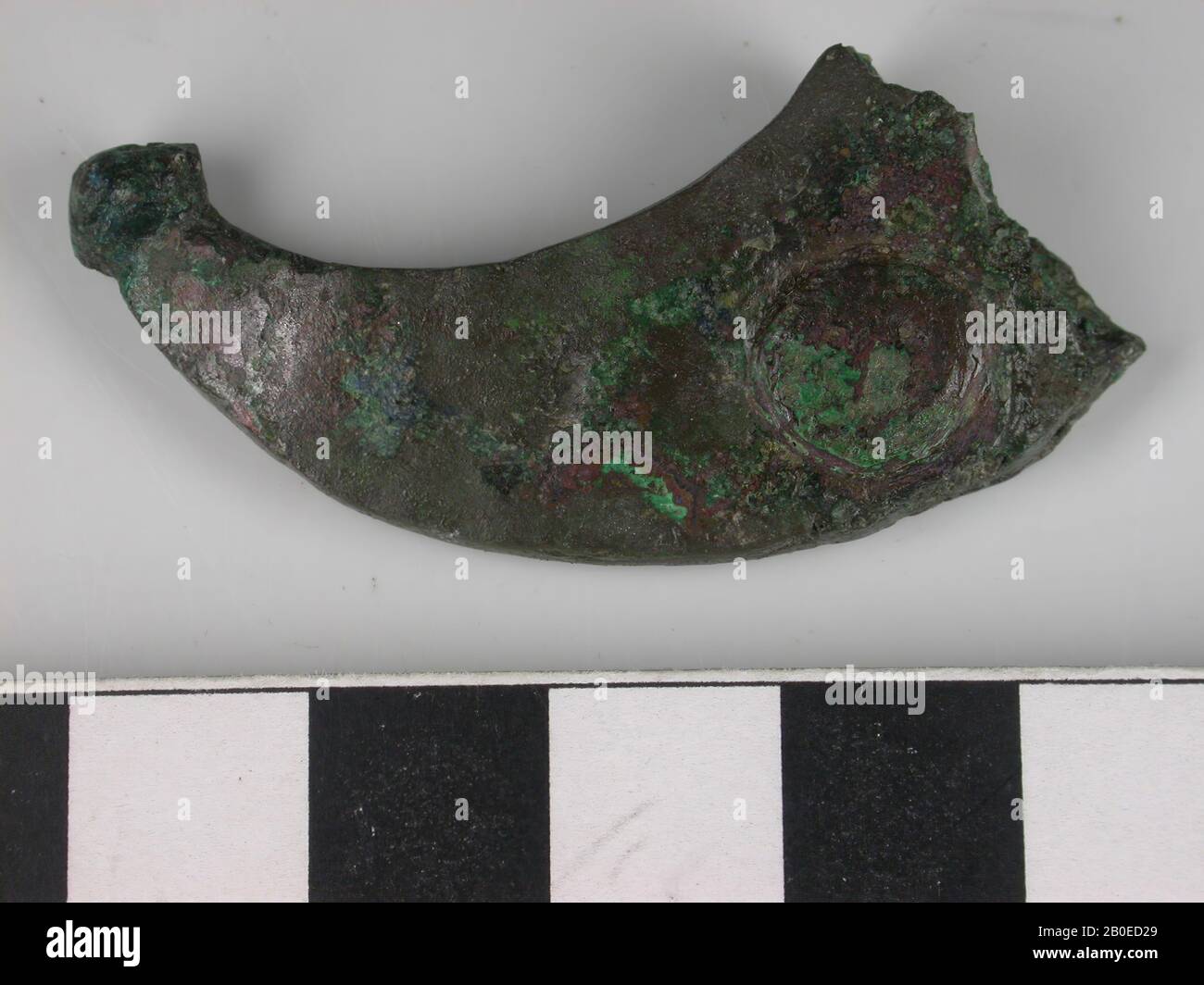 Objet en bronze plat, se terminant par un point avec un bouton. Décomposé au niveau de la partie la plus large. Juste à côté de la pause est un non battu dans., objet, métal, bronze, longueur: 4.7 cm, Pays-Bas, Utrecht, Bunnik, Vechten Banque D'Images