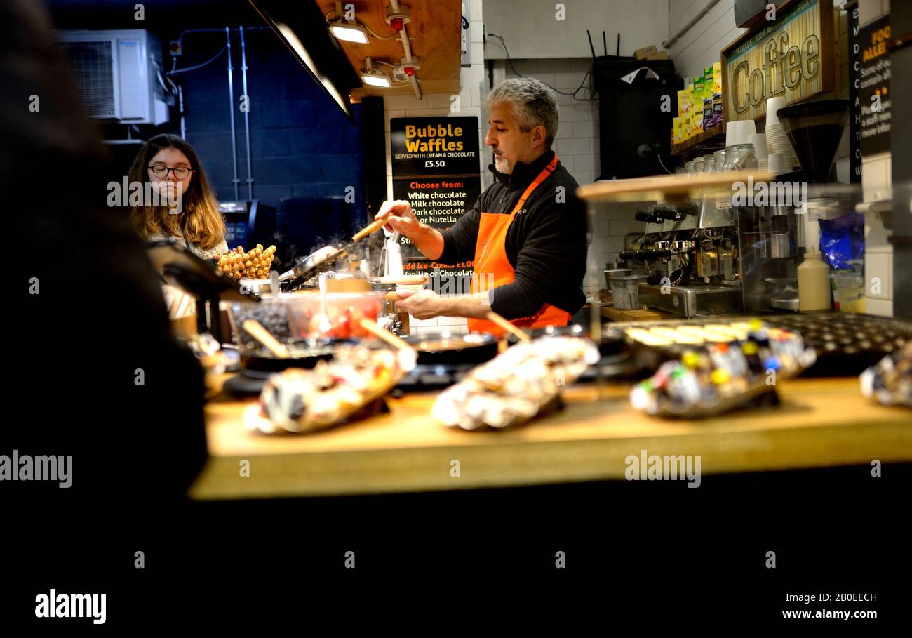 Londres, Angleterre, Royaume-Uni. Camden Lock Market - place de restauration - café et gaufres Banque D'Images