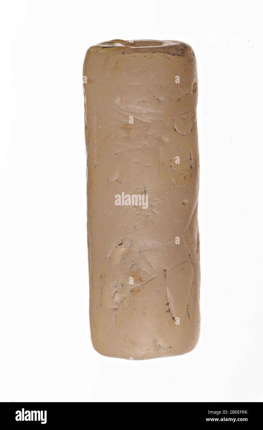 Un cachet de cylindre en pierre avec une image d'une personne stylisée et un taureau ou un bœuf, un phoque, une pierre, H 3,3 cm, D 1,2 cm, Iran Banque D'Images