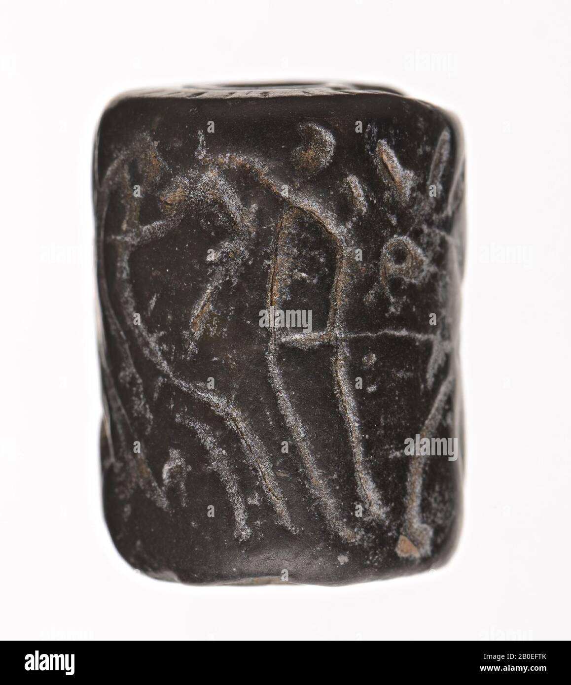 Un joint de cylindre en pierre avec une représentation linéaire incertaine de l'homme et de la bête avec un arbre stylisé? Faux possible, phoque, pierre, H 1,7 cm, D 1,3 cm, Iran Banque D'Images