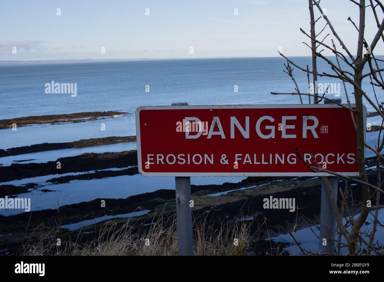 St ANDREWS, ÉCOSSE - 17/2/2020 - un signe d'avertissement de danger dû à l'érosion avec la mer du Nord en arrière-plan Banque D'Images