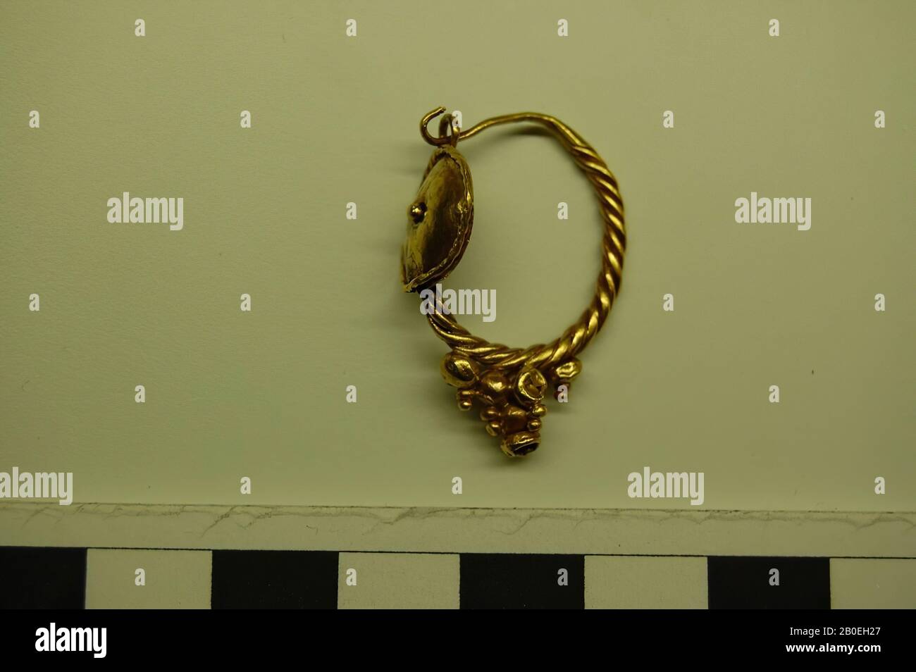 Contour d'oreille torsadé avec blindage rond avec bord en filigrane et boule centrale, le fond de l'anneau d'oreille est décoré avec des boules empilées de diverses grandes., contour d'oreille, or, 2,8 cm, ø 2.0 cm, 100 Banque D'Images