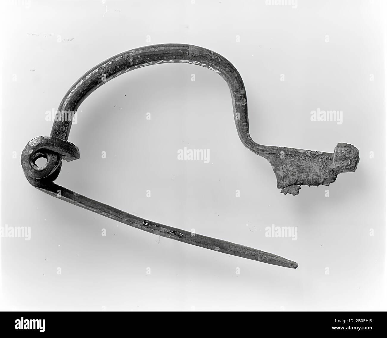 Fibula, bronze, 2,3 x 5,1 cm, époque romaine, Italie Banque D'Images