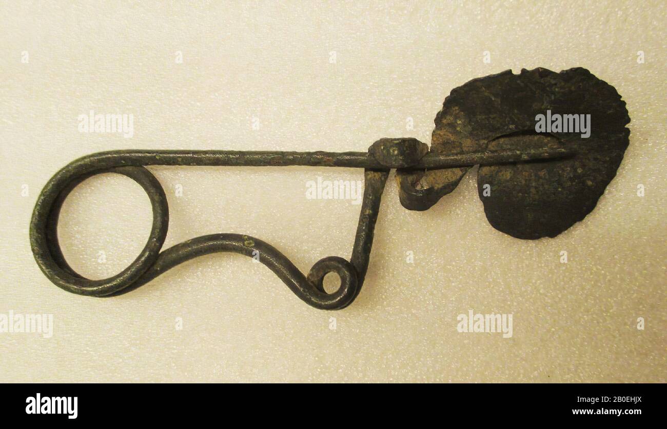 Antiquité classique, fibula, bronze, 3,4 x 2,5 x 12,3 cm Banque D'Images