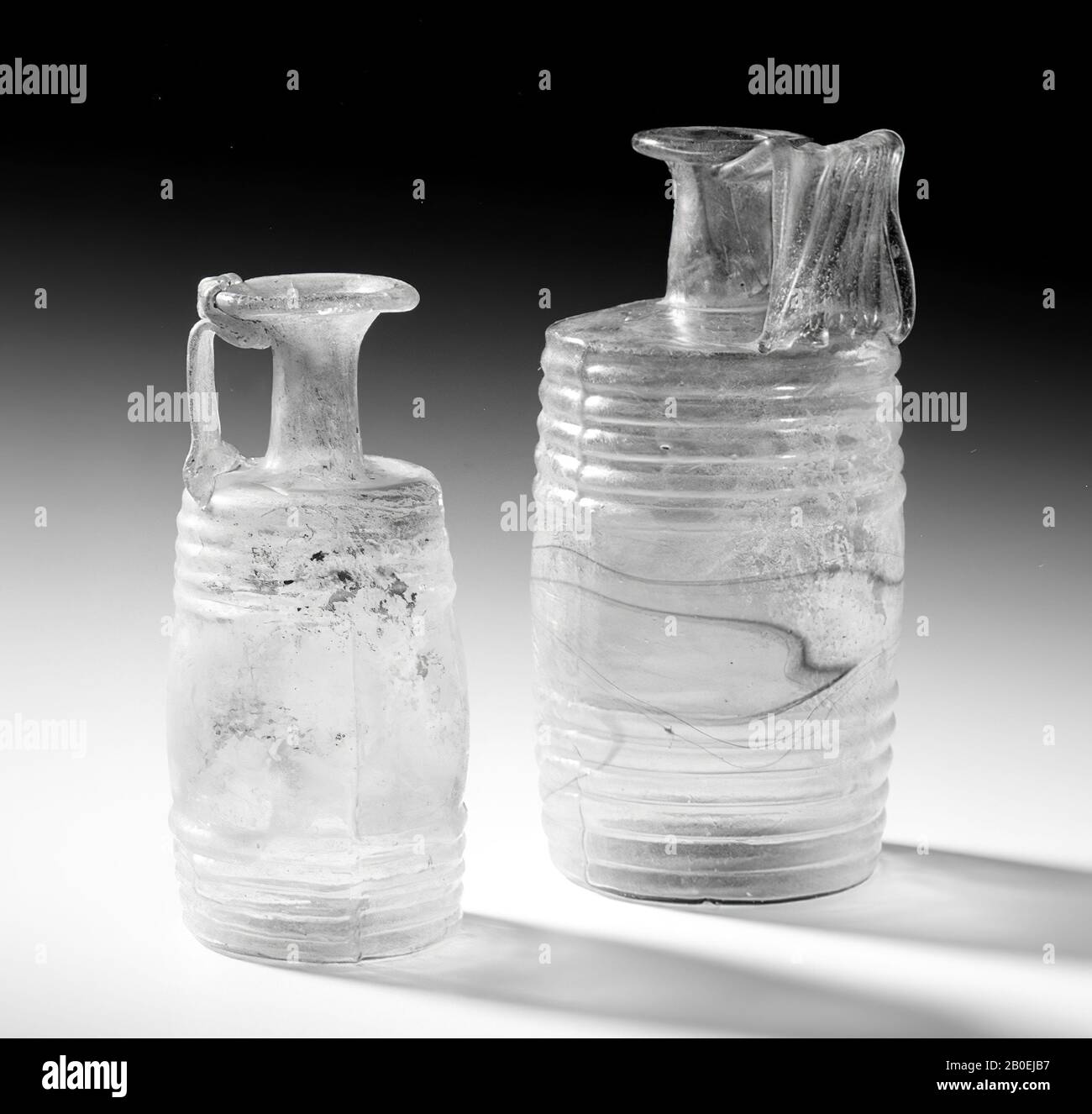 Bouteille de verre vert bleuté à col cylindrique court. Oreille en forme de bande. La bouteille a la forme d'un canon (appelé bouteille Frontinus, mais une signature sur le fond est manquante). Soufflé en 2 parties (coutures), bouteille, bouteille de tonne, verre, 14,5 cm, III (c) IV Banque D'Images