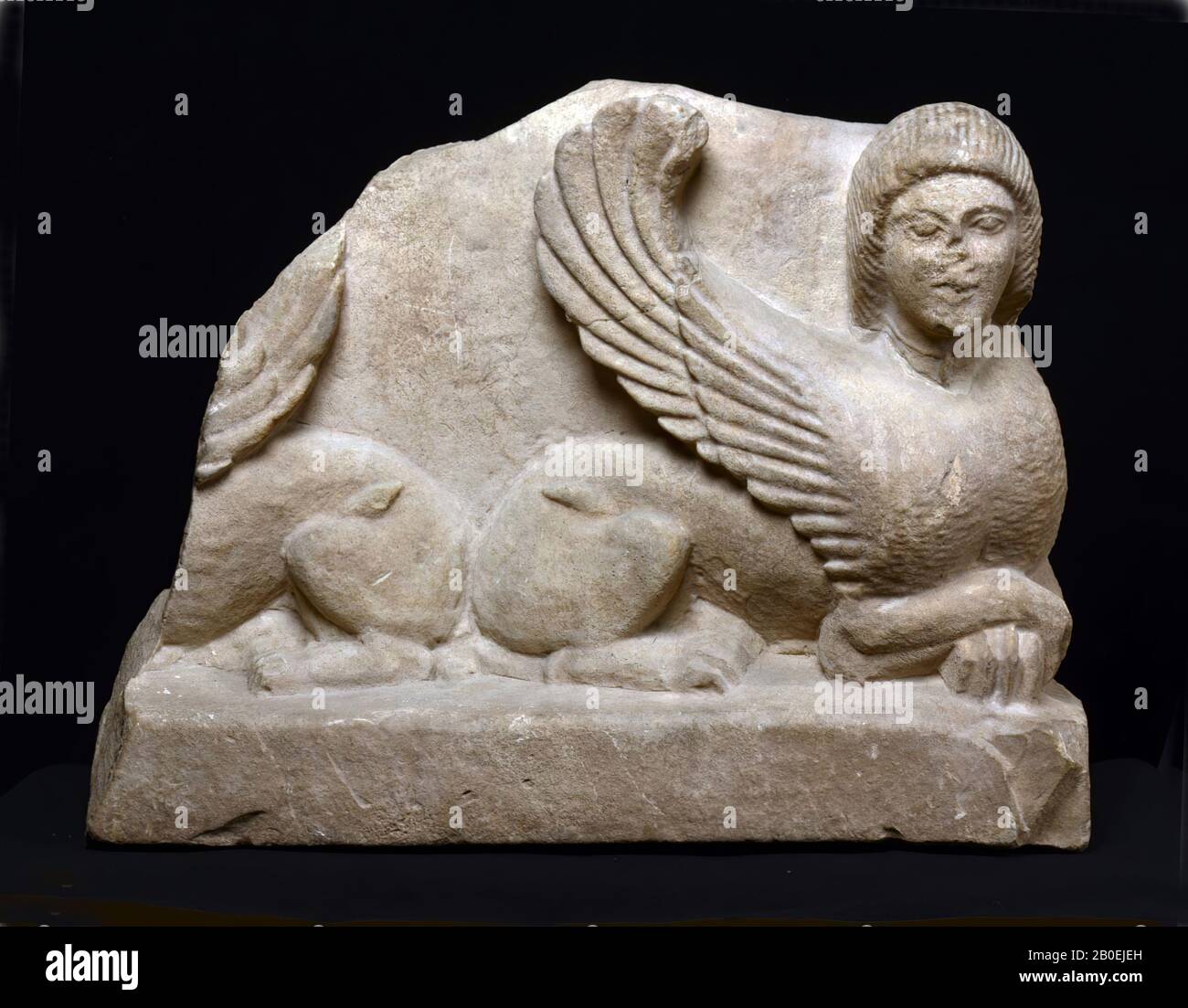 Couronnement d'une pierre tombale. Présentation: Deux sphinxes en arrangement antithétique., Gravestone couronne, calcaire, 40 x 54,3 x 13 cm (15 3 Banque D'Images