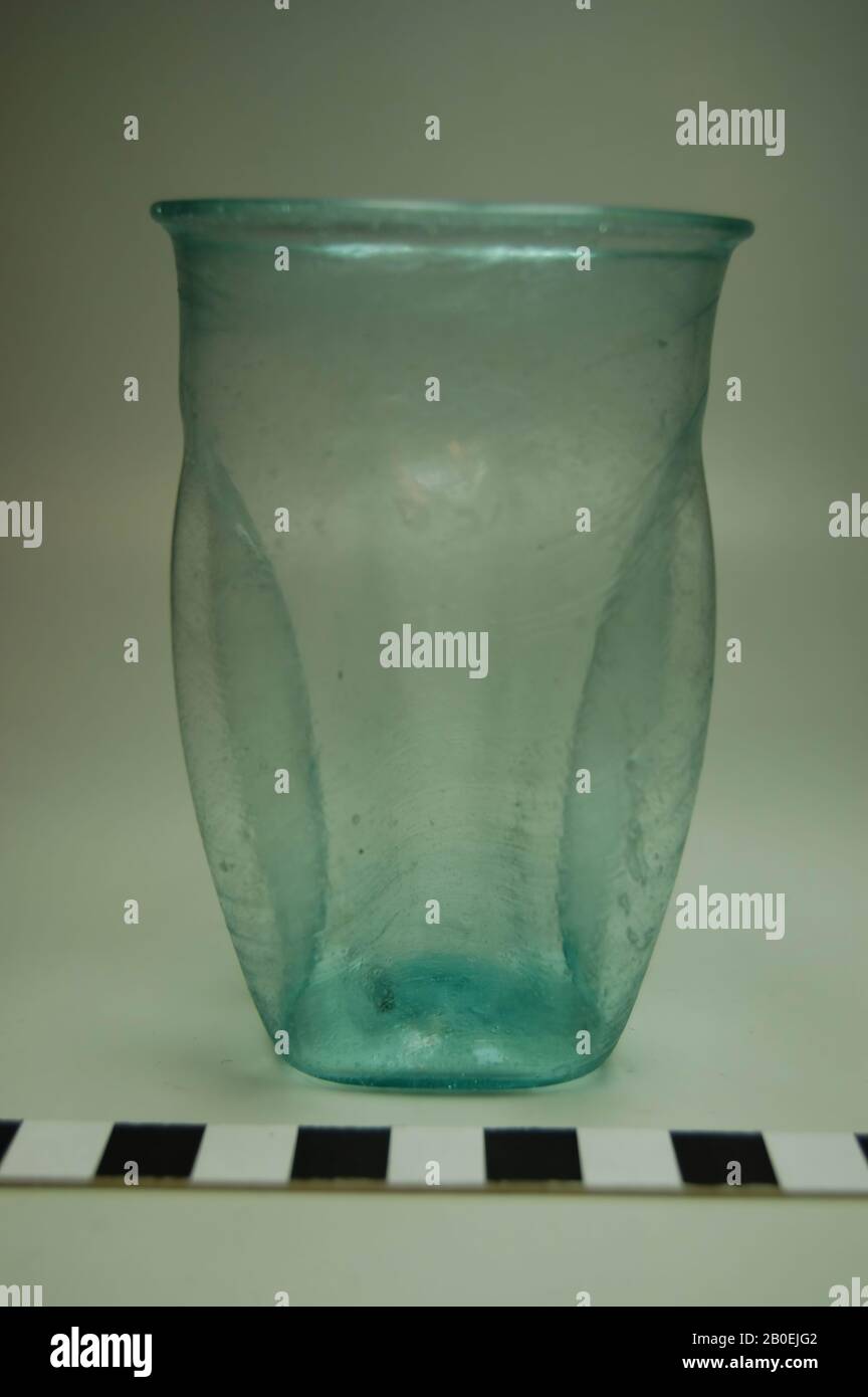 Tasse de verre bleu-vert avec bouche pressée. Coupe à retrait. Grillé. Forme 32 (Isings). Bécher romain de Falten., tasse, tasse déntée, verre, 9,8 cm, II Banque D'Images