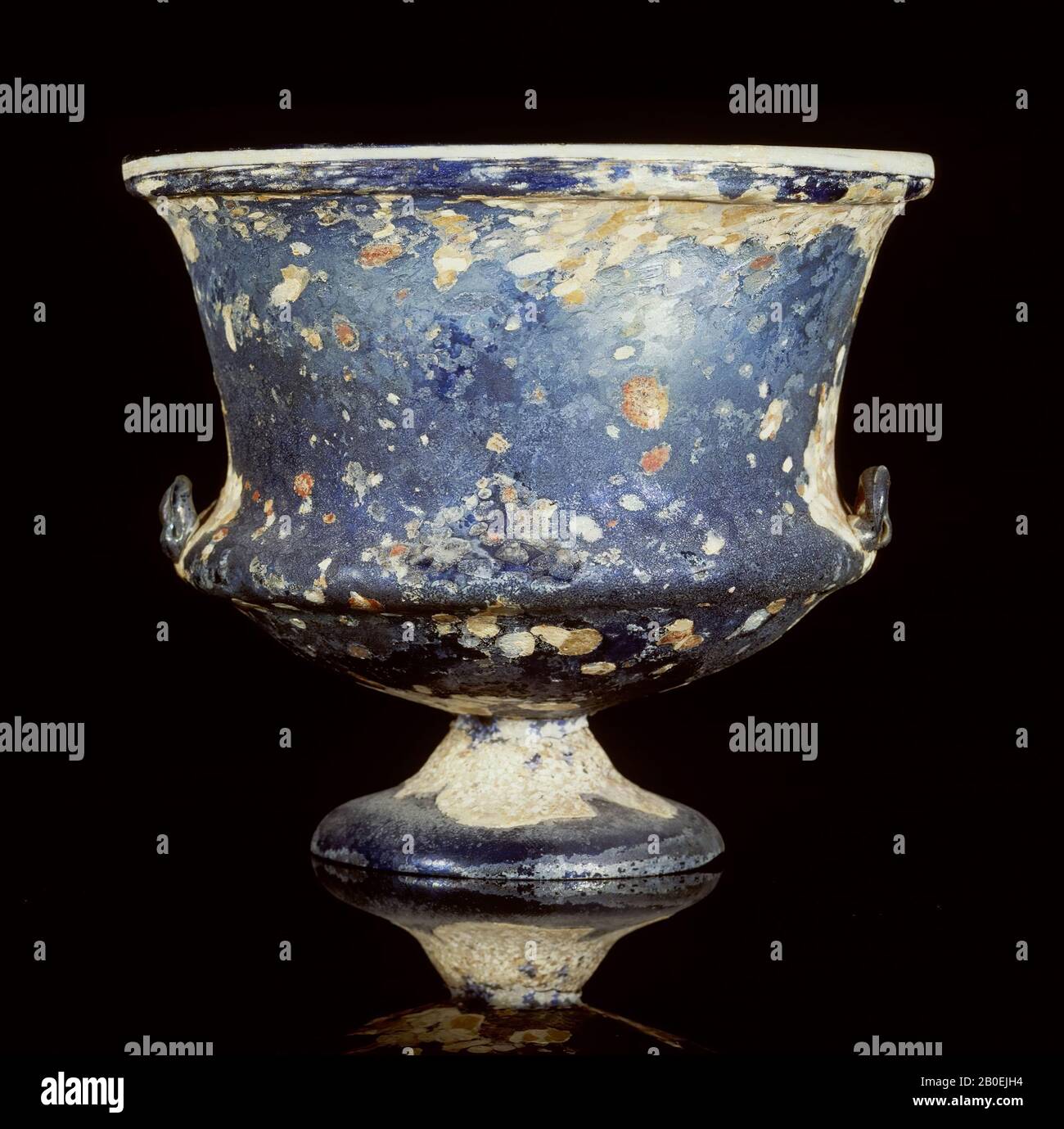 Chalice sur pied (carchesium) de verre bleu translucide, avec des perles de verre colorées fusionnées. De la 2ème collection de F.L. von Gans., carchesium, verre, 13 cm, ø 14.5 cm, I 0-100 AD, Italie Banque D'Images