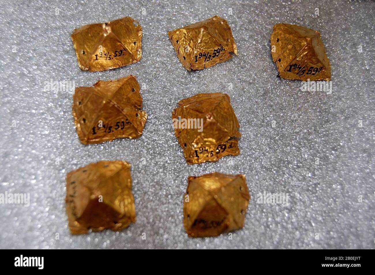 sept appliques en forme de pyramide de feuilles d'or, chaque objet a une lettre (a t Banque D'Images