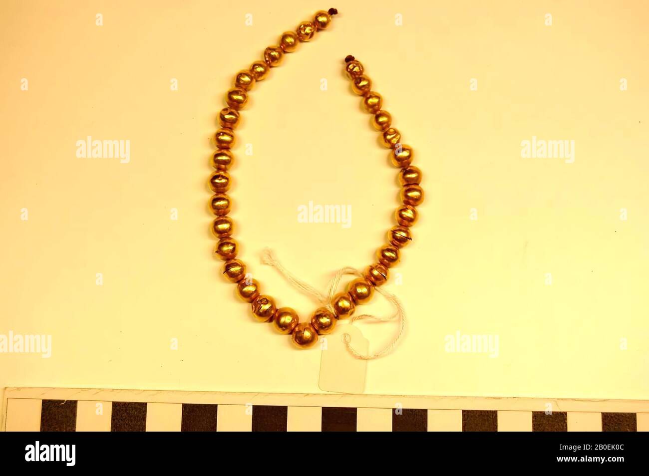 34 boules dorées rondes perles sur cordon, chaîne, cordes de perles, or, 22,3 cm, époque impériale romaine 0 Banque D'Images